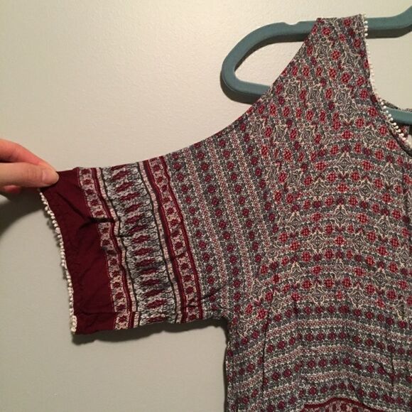 Open shoulder, low back, paisley top. - Picture 3 of 6